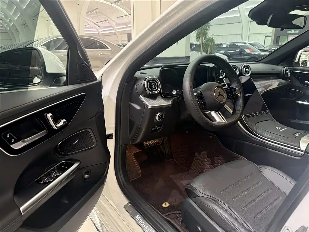 Mercedes-Benz C-Class 2025 — фото 9
