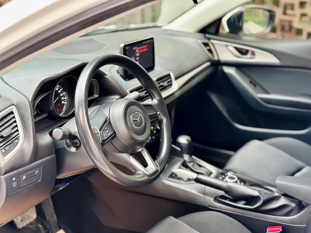 Mazda 3 Axela 2018 — фото 8