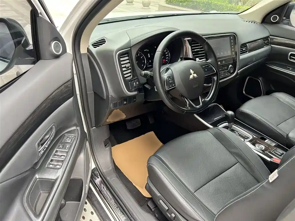 Mitsubishi Outlander 2018 — фото 16