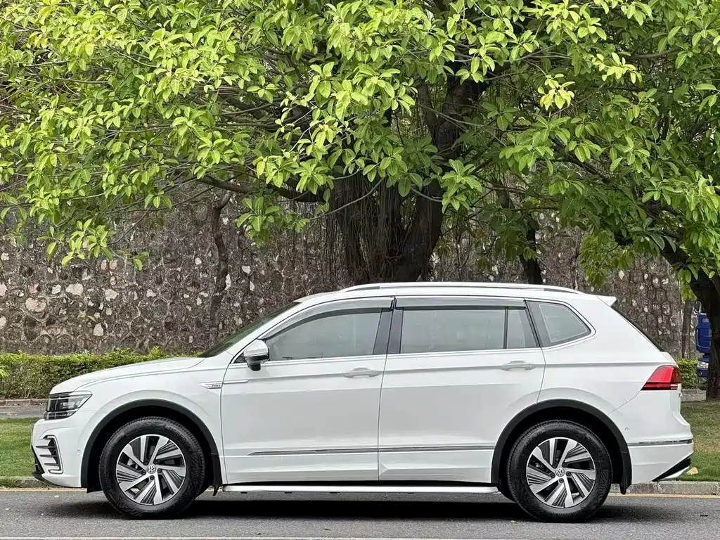 Volkswagen Tiguan L Plug-In Hybrid 2021 — фото 17