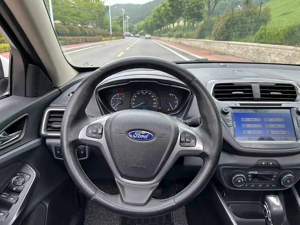 Ford Escort 2015 — фото 10