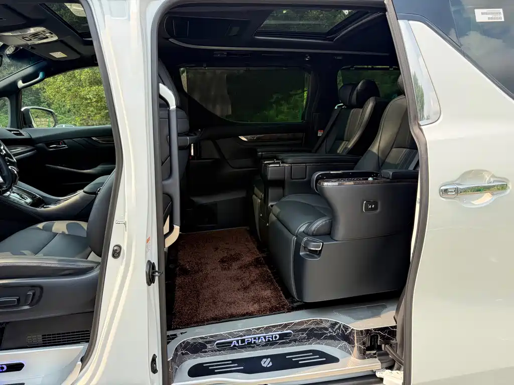 Toyota Alphard 2023 — фото 7