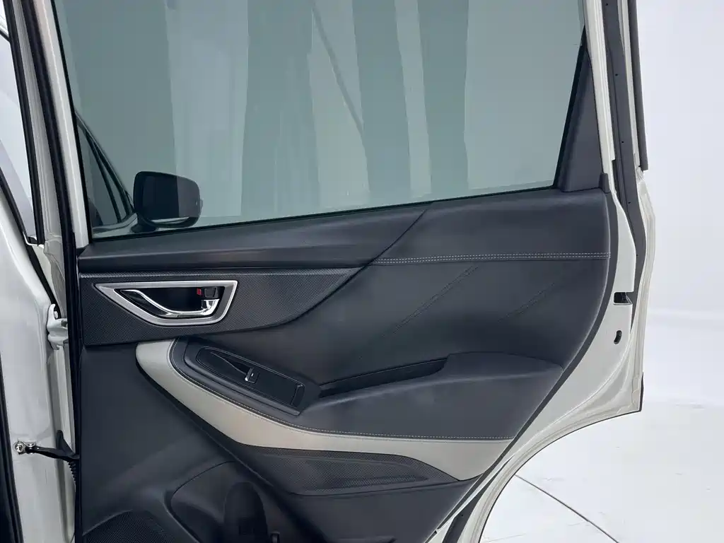 Subaru Forester 2023 — фото 9