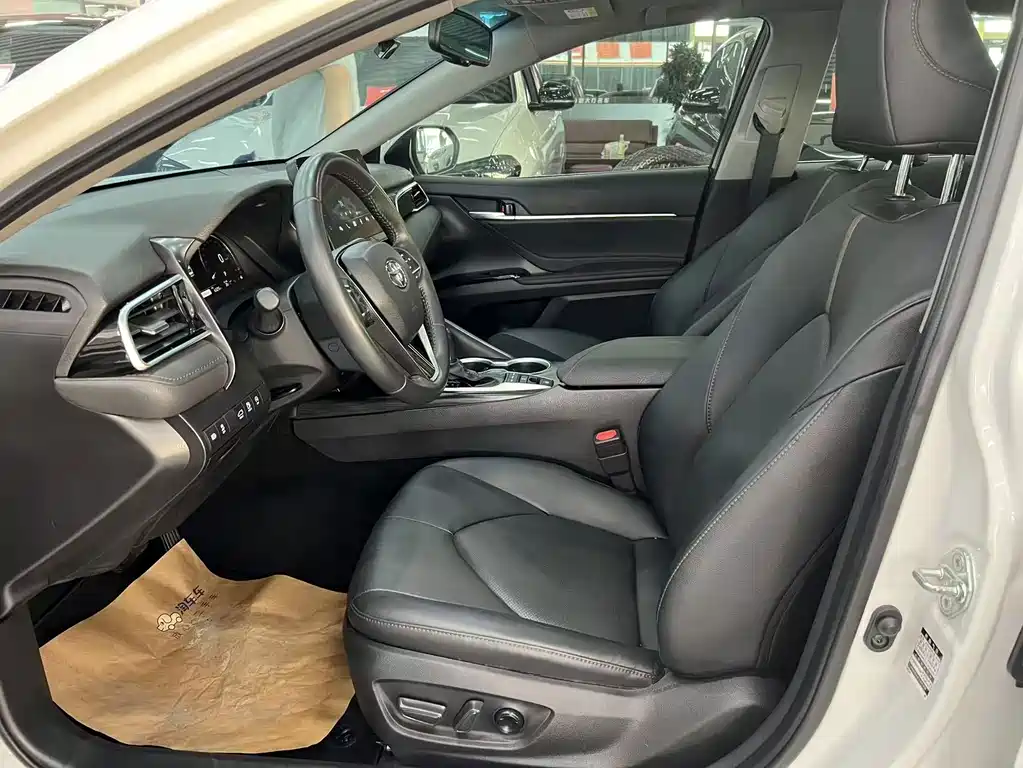 Toyota Camry 2023 — фото 4