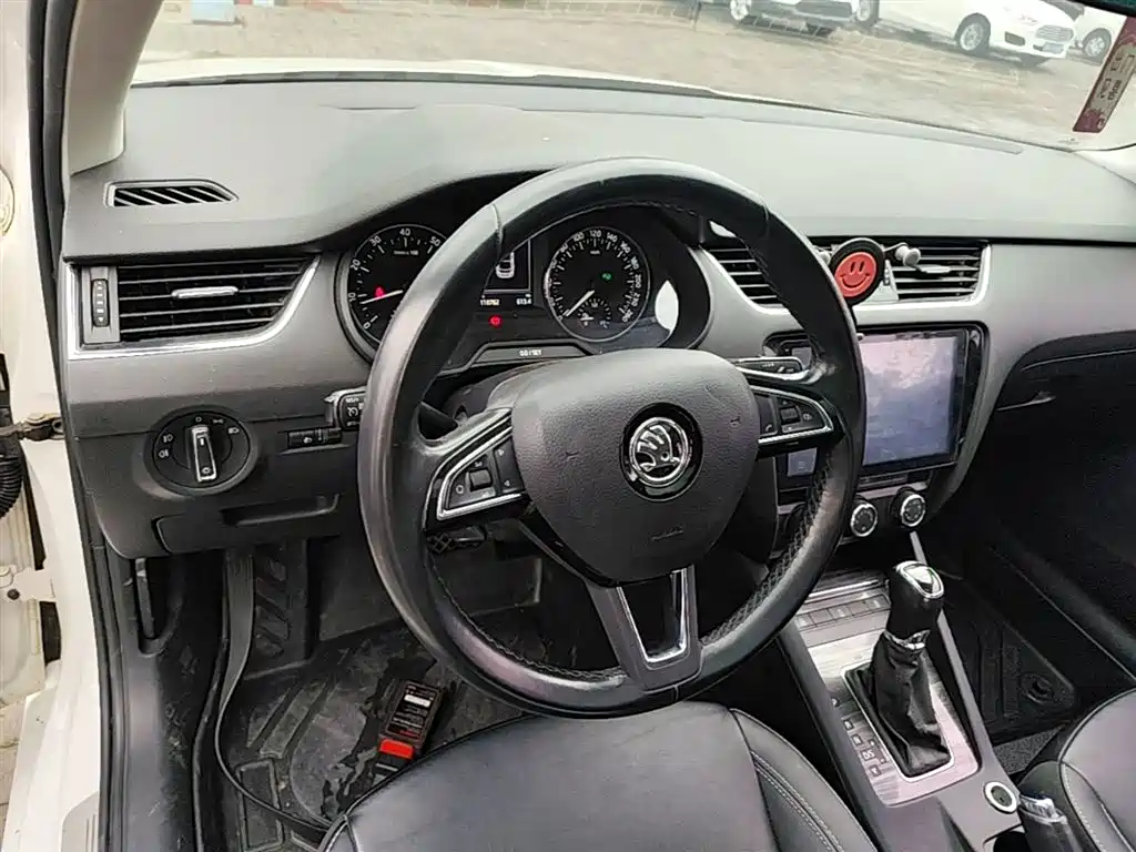 Skoda Octavia 2017 — фото 11