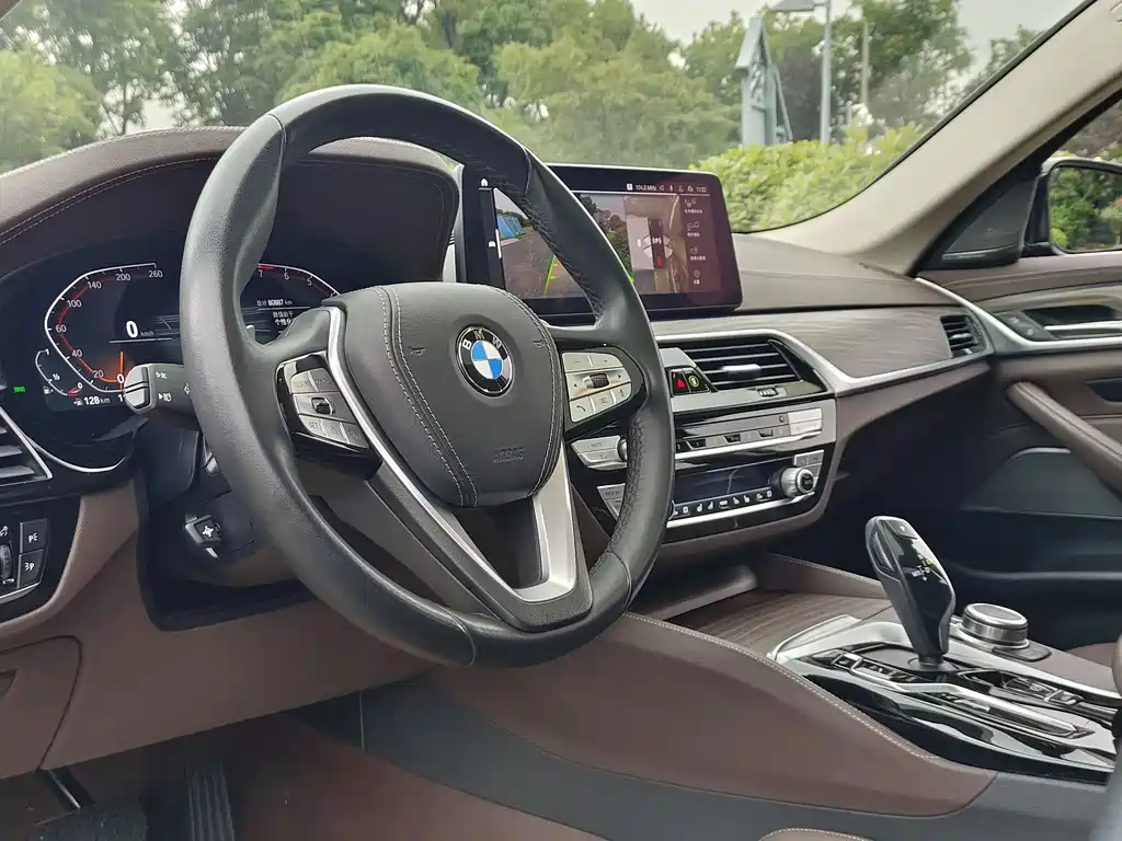 BMW 5 Series 2022 — фото 16