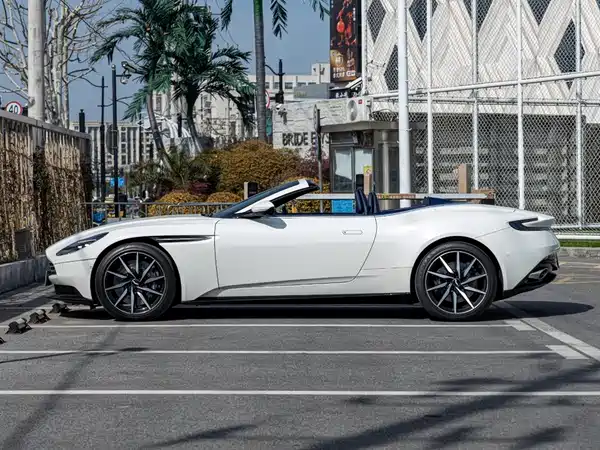Aston Martin DB11 2019