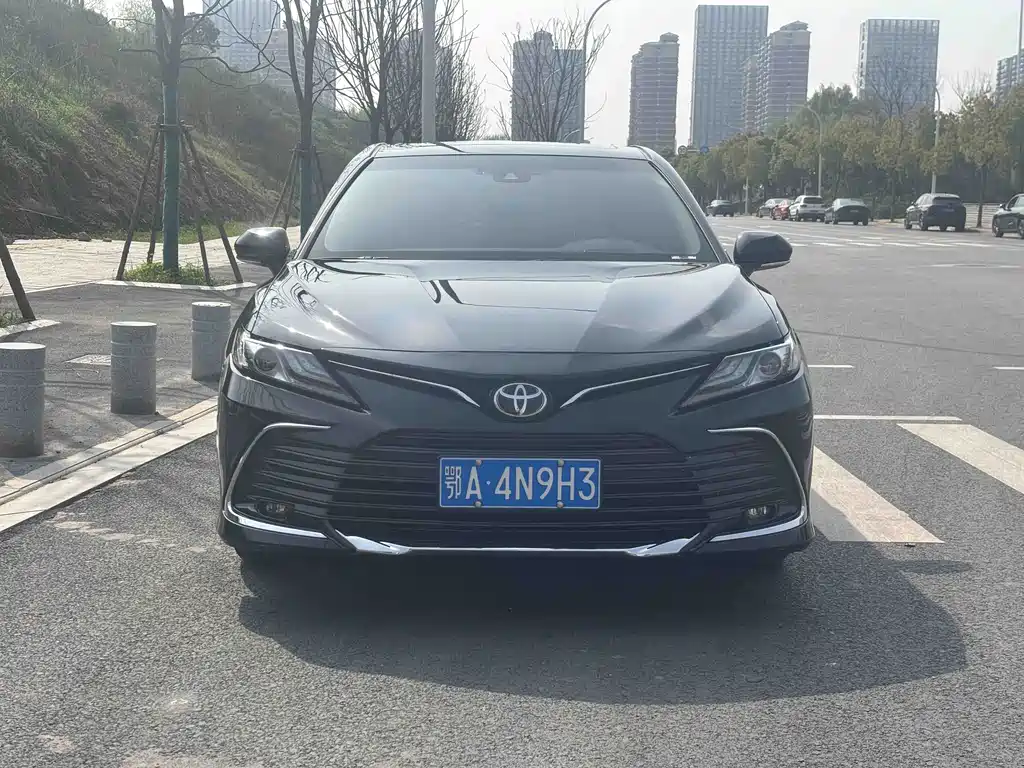 Toyota Camry 2023 — фото 3