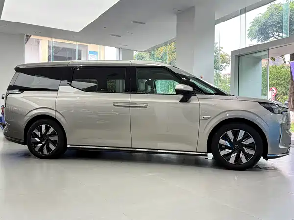 Volvo EM90 2025