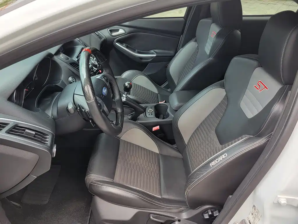 Ford Focus 2014 — фото 10