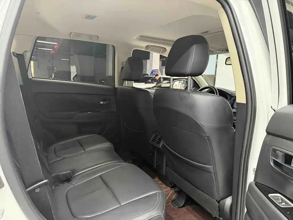 Mitsubishi Outlander 2021 — фото 14
