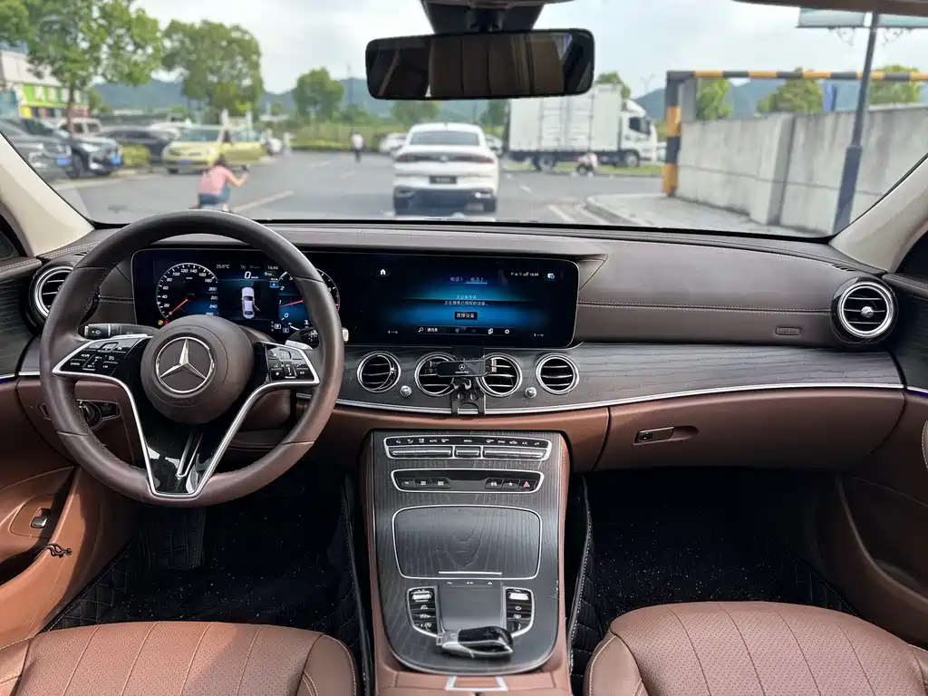 Mercedes-Benz E-Class 2023 — фото 6