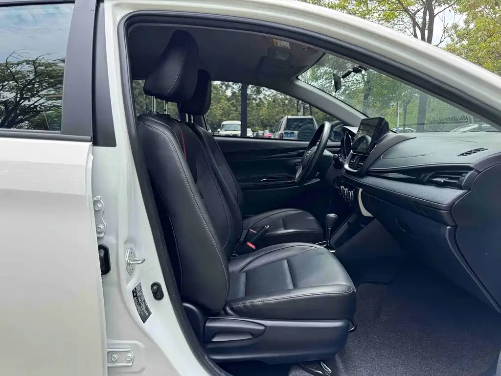 Toyota Yaris L 2022 — фото 13