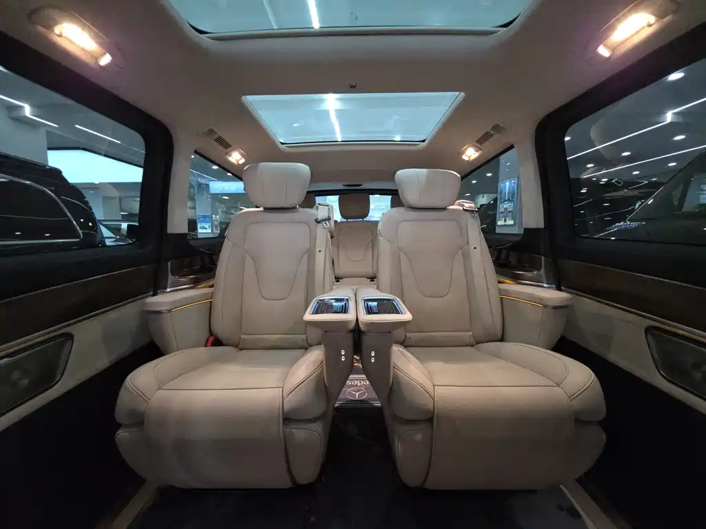 Mercedes-Benz V-Class 2023 — фото 15