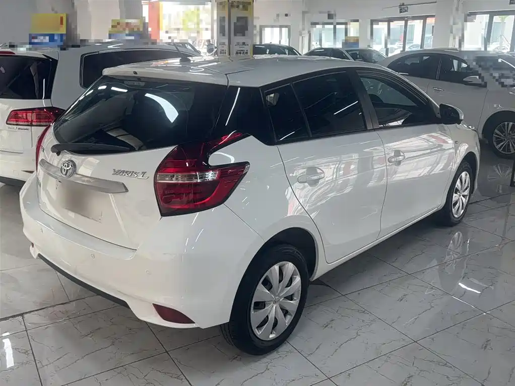 Toyota Yaris L 2022 — фото 9