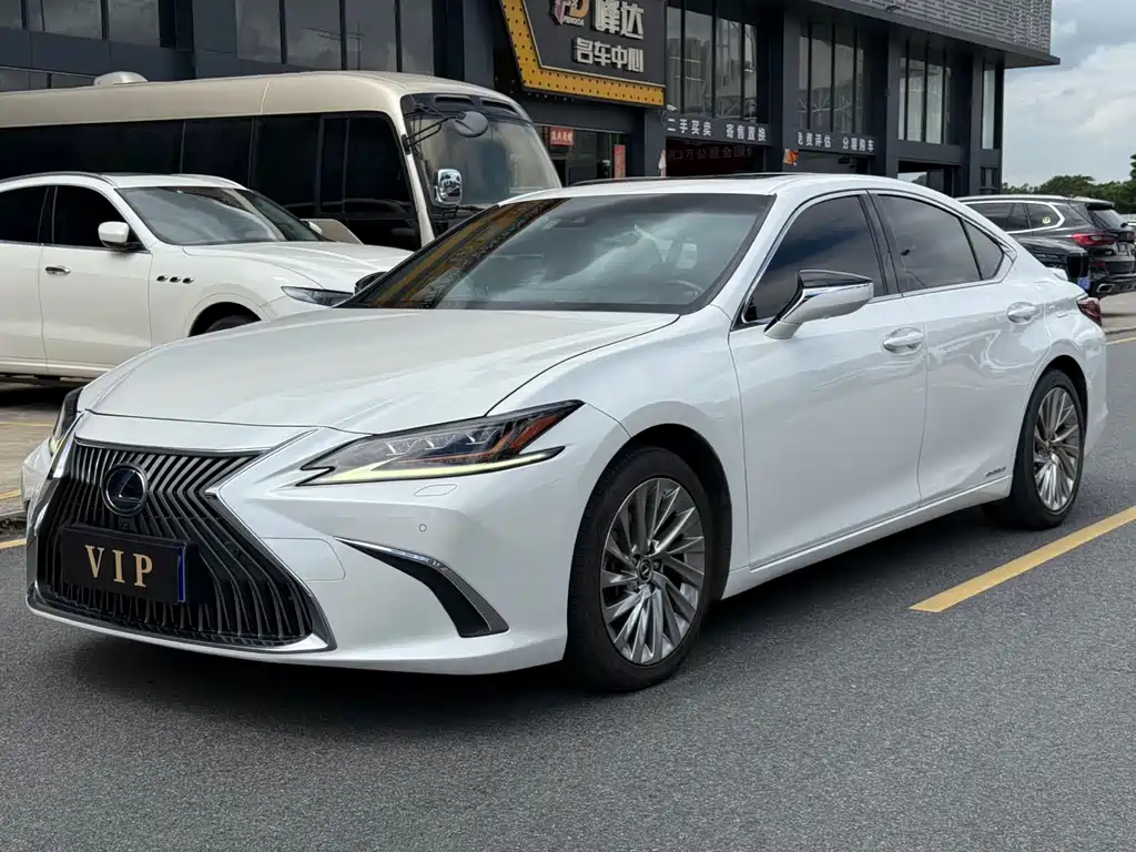 Lexus ES 2020 — фото 1