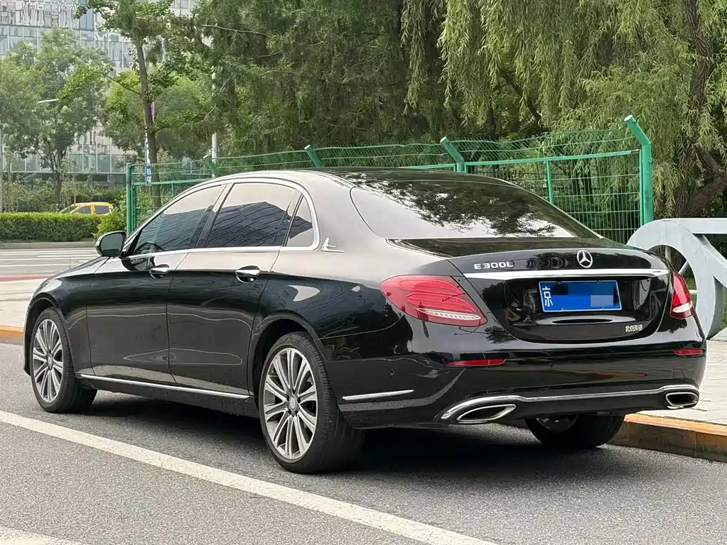 Mercedes-Benz E-Class 2017 — фото 16