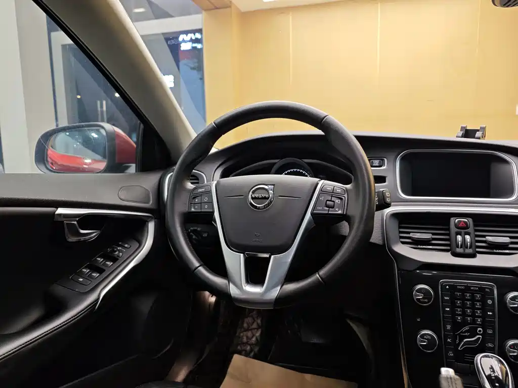 Volvo V40 2018 — фото 14