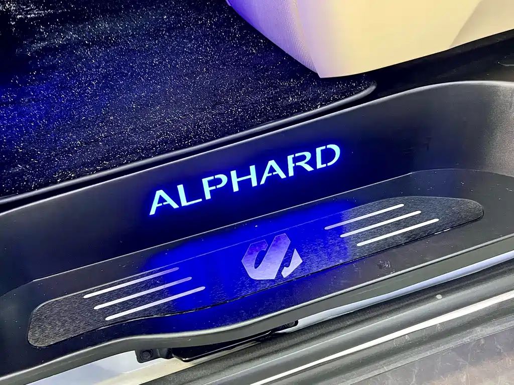 Toyota Alphard 2017 — фото 14