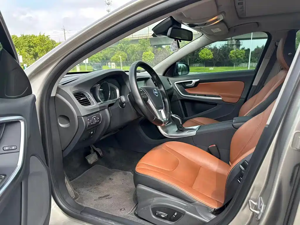 Volvo S60 2015 — фото 10