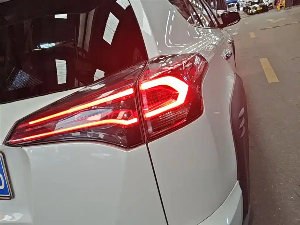 Toyota RAV4 2019 — фото 8