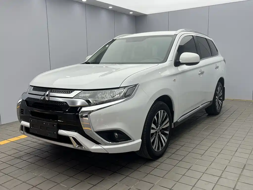 Mitsubishi Outlander 2022 — фото 1