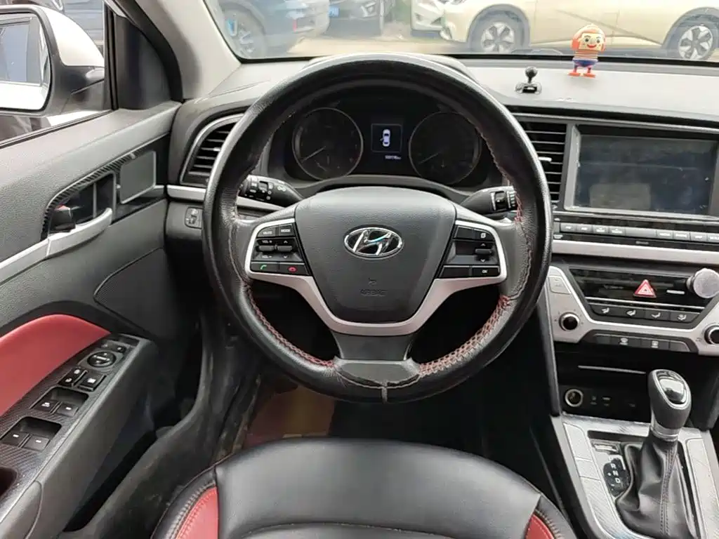 Hyundai Elantra 2018 — фото 11
