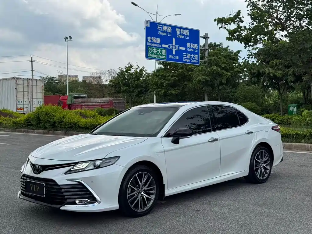 Toyota Camry 2022 — фото 1