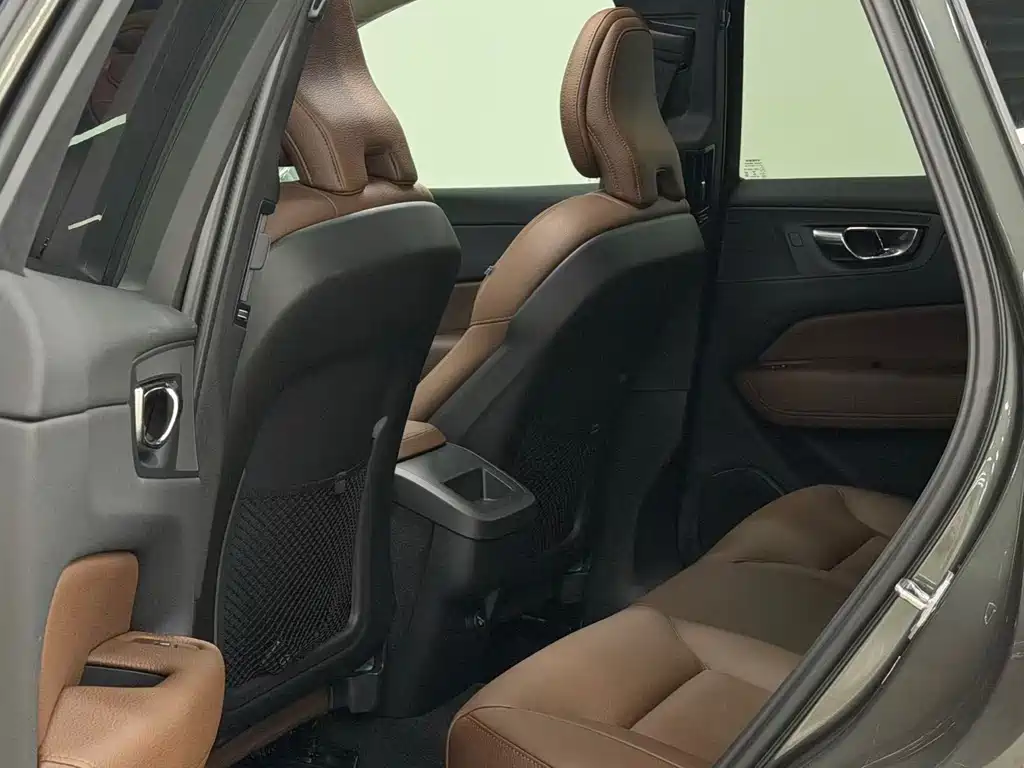 Volvo XC60 2019 — фото 10