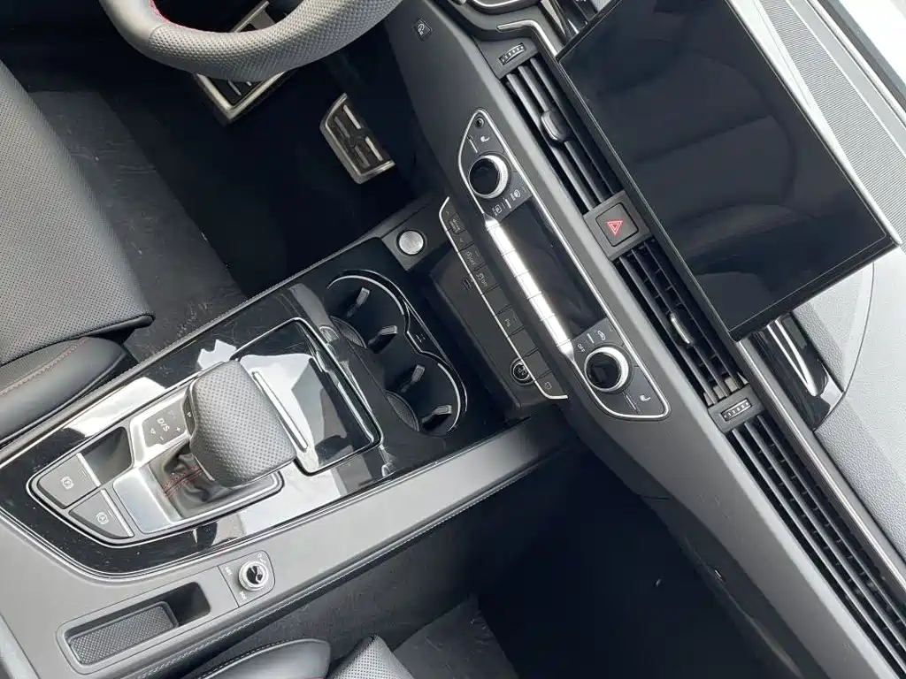Audi A4L 2025 — фото 16