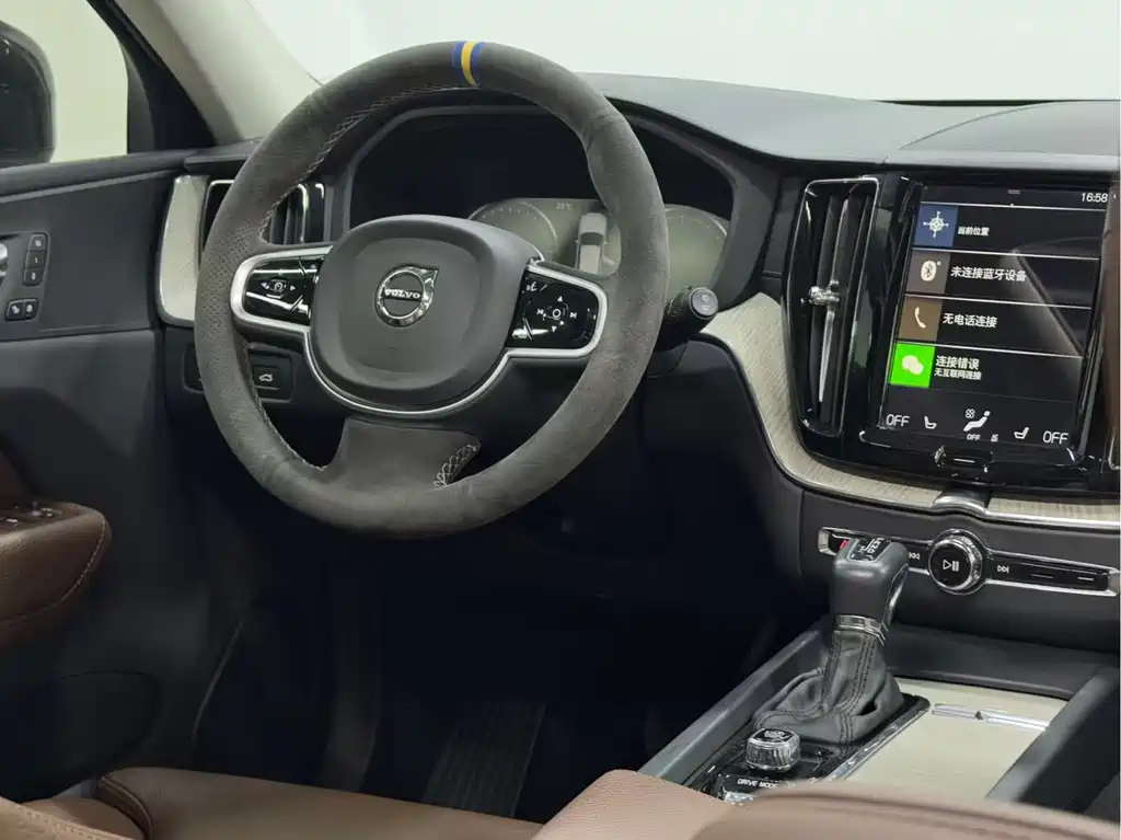 Volvo XC60 2019 — фото 19