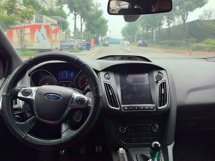 Ford Focus 2014 — фото 12