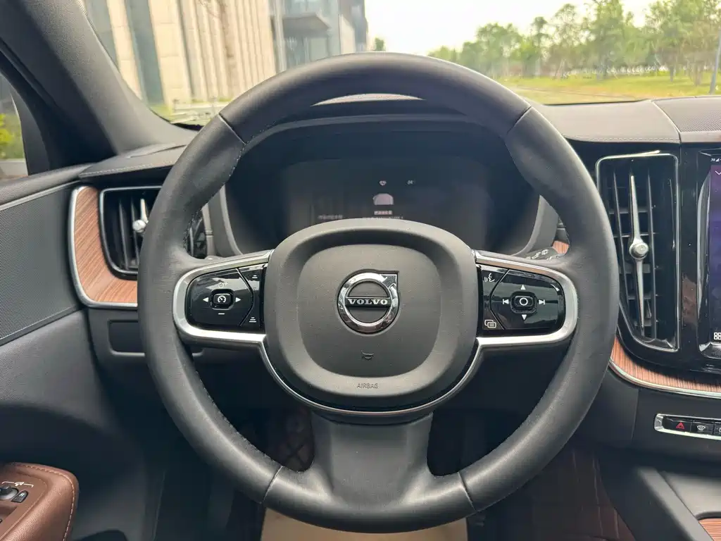 Volvo XC60 2023 — фото 14