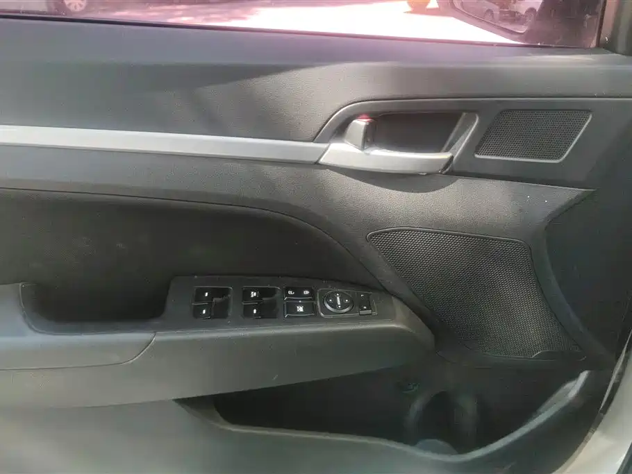 Hyundai Elantra 2016 — фото 7