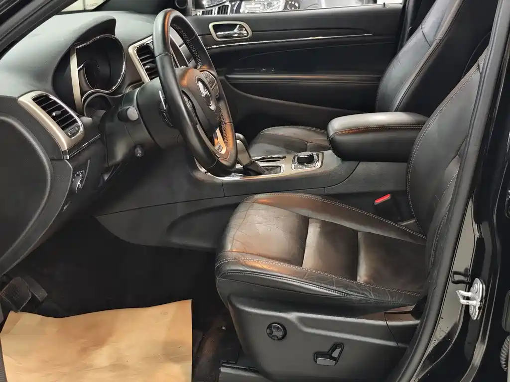 Jeep Grand Cherokee 2019 — фото 10