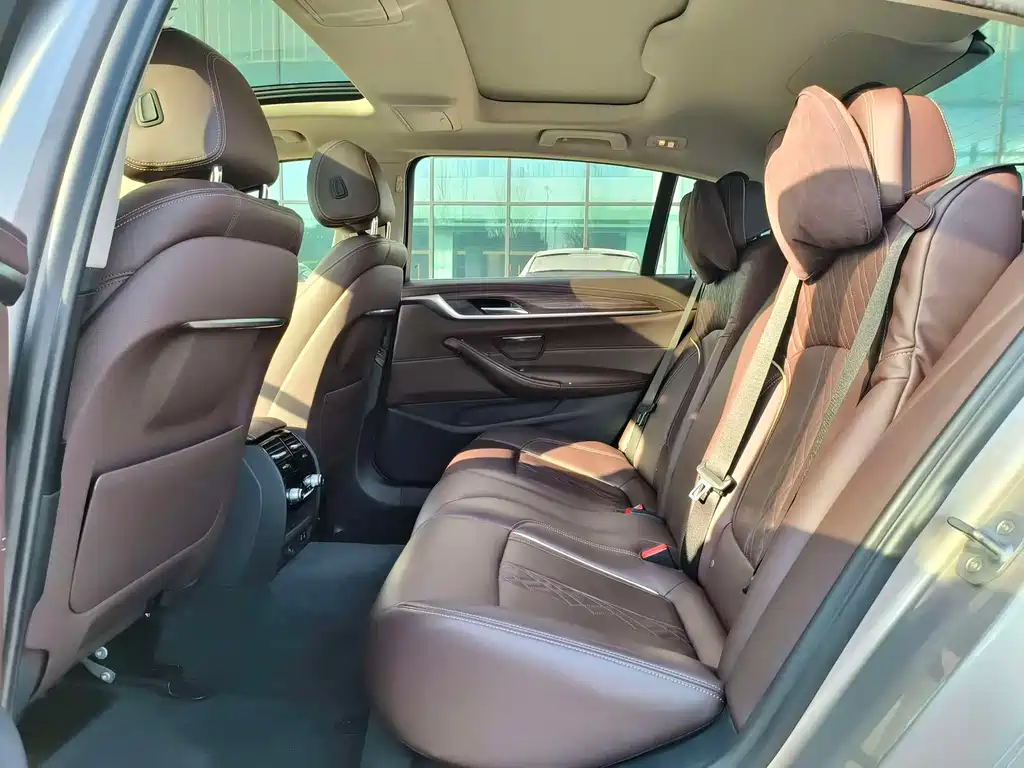 BMW 5 Series 2019 — фото 14