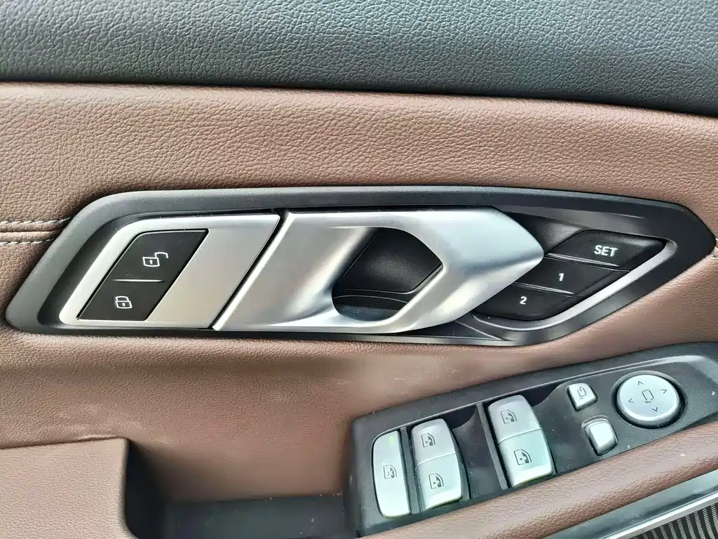 BMW 3 Series 2025 — фото 12