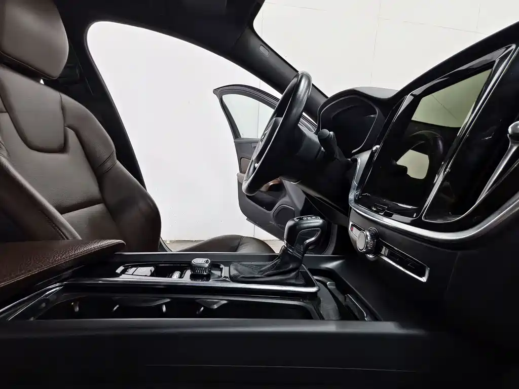 Volvo S60 2021 — фото 15