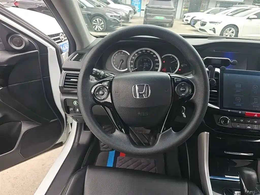 Honda Accord 2018 — фото 11