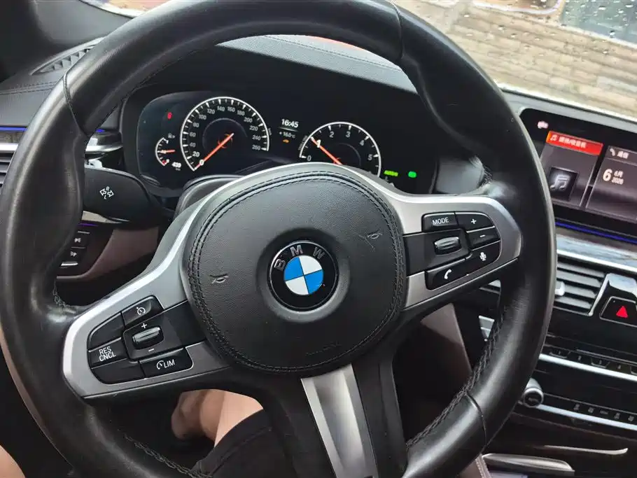 BMW 5 Series 2019 — фото 15