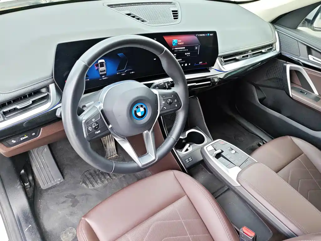 BMW iX1 2024 — фото 12