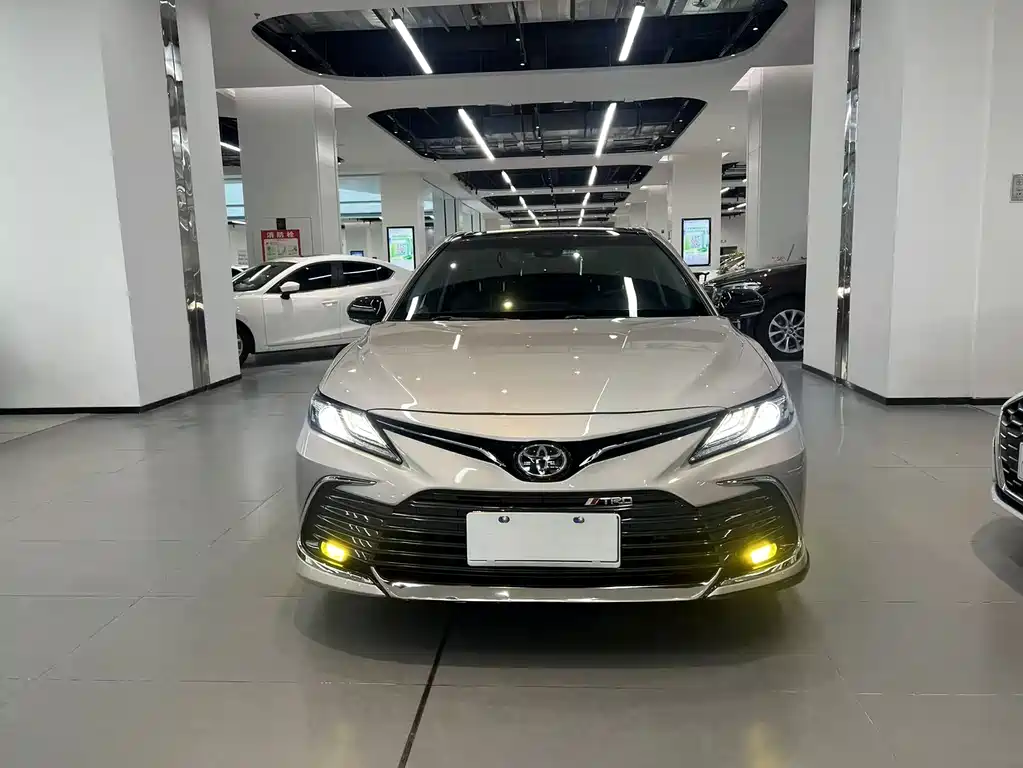 Toyota Camry 2022 — фото 2