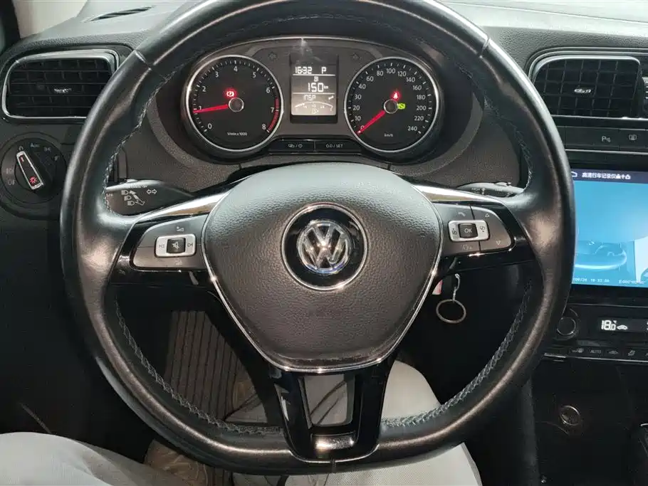 Volkswagen Polo 2015 — фото 15