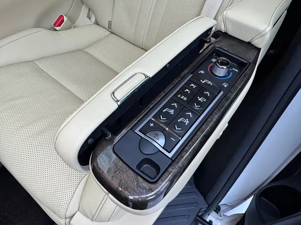 Toyota Alphard 2020 — фото 13