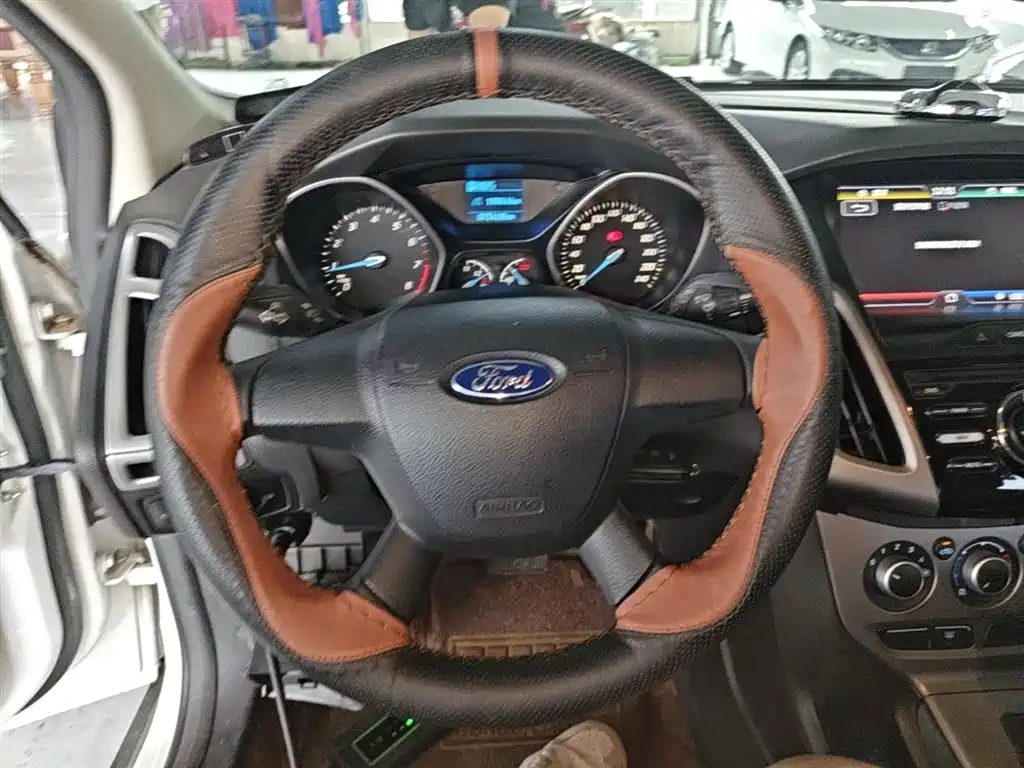 Ford Focus 2015 — фото 11