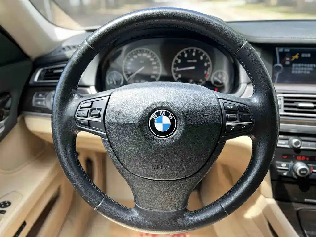 BMW 7 Series 2011 — фото 15