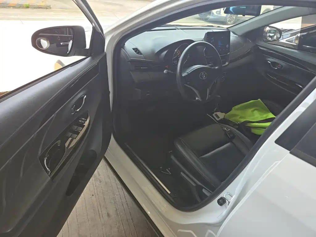 Toyota Yaris L 2023 — фото 16