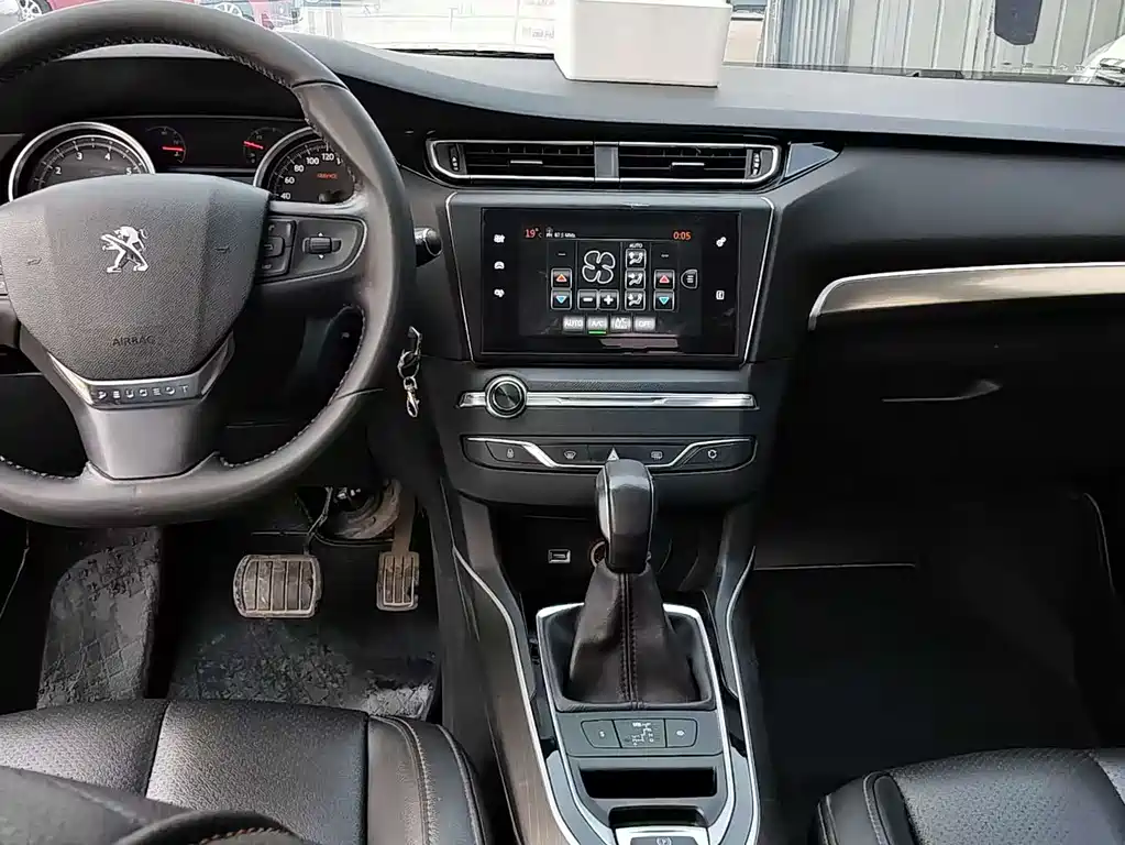 Peugeot 408 2016 — фото 10