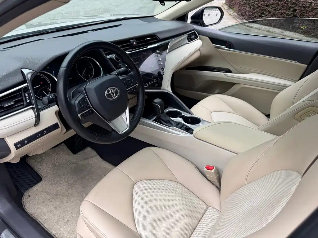 Toyota Camry 2019 — фото 10