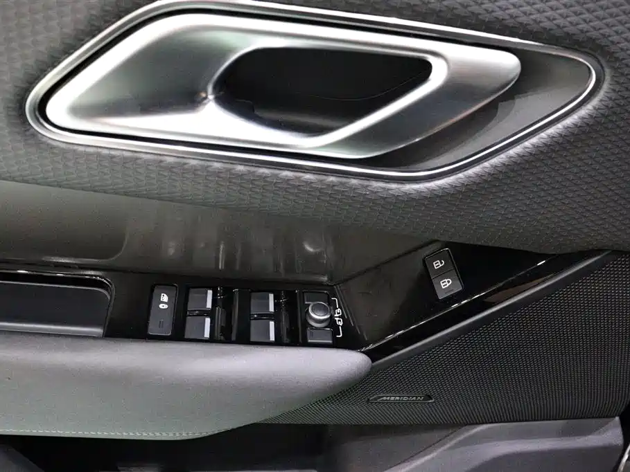 Land Rover Range Rover Velar 2023 — фото 18